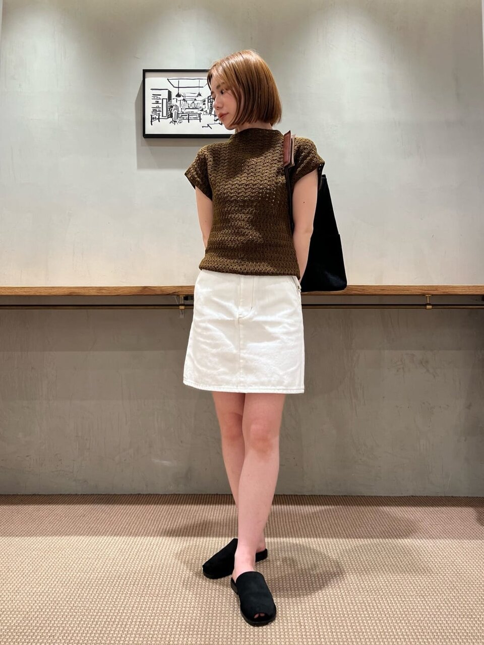 サマーニットとミニスカートを着た女性