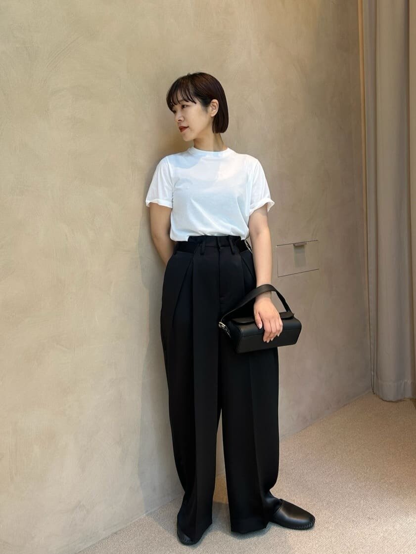 白Tシャツとサテンパンツのコーデ