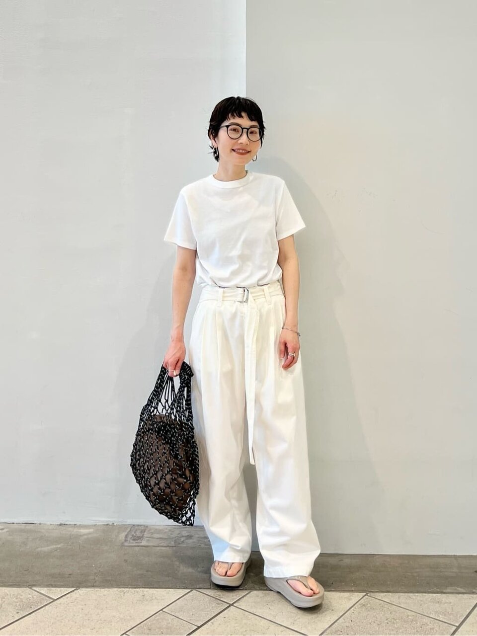 白Tシャツ×ワイドパンツのコーデ