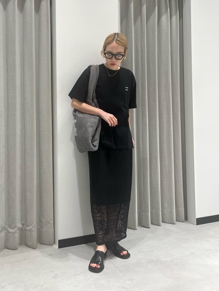 黒Tシャツ×レーススカートのコーデ