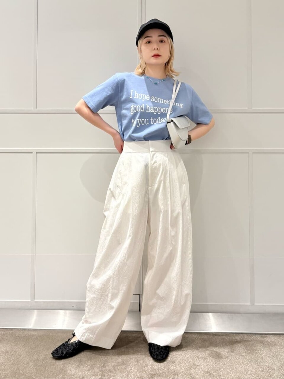 ライトブルーのTシャツコーデ