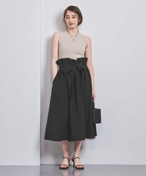 黒のギャザースカートとノースリーブトップスのコーデ