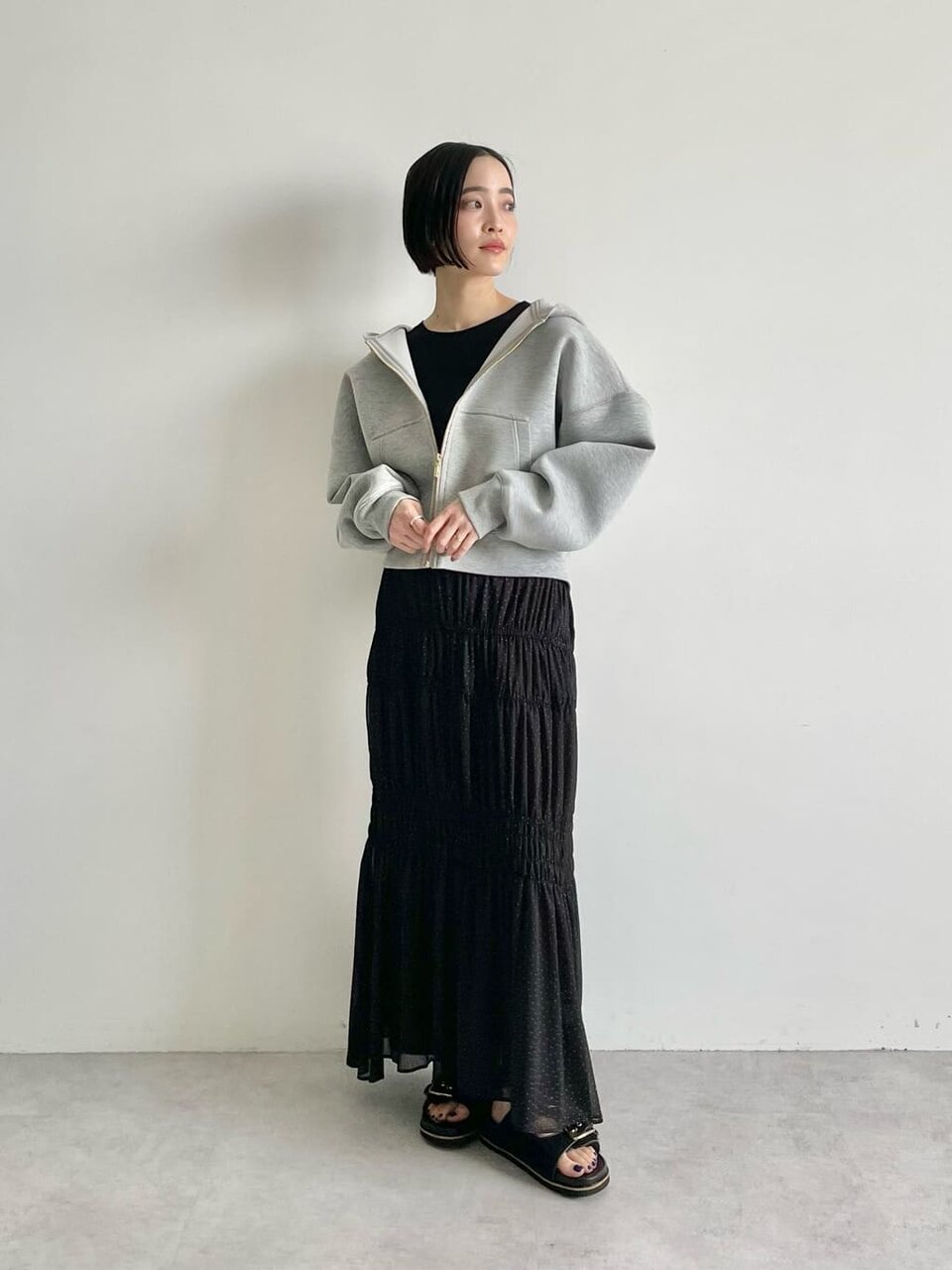 Vネックカーディガン×黒スカートのコーデ