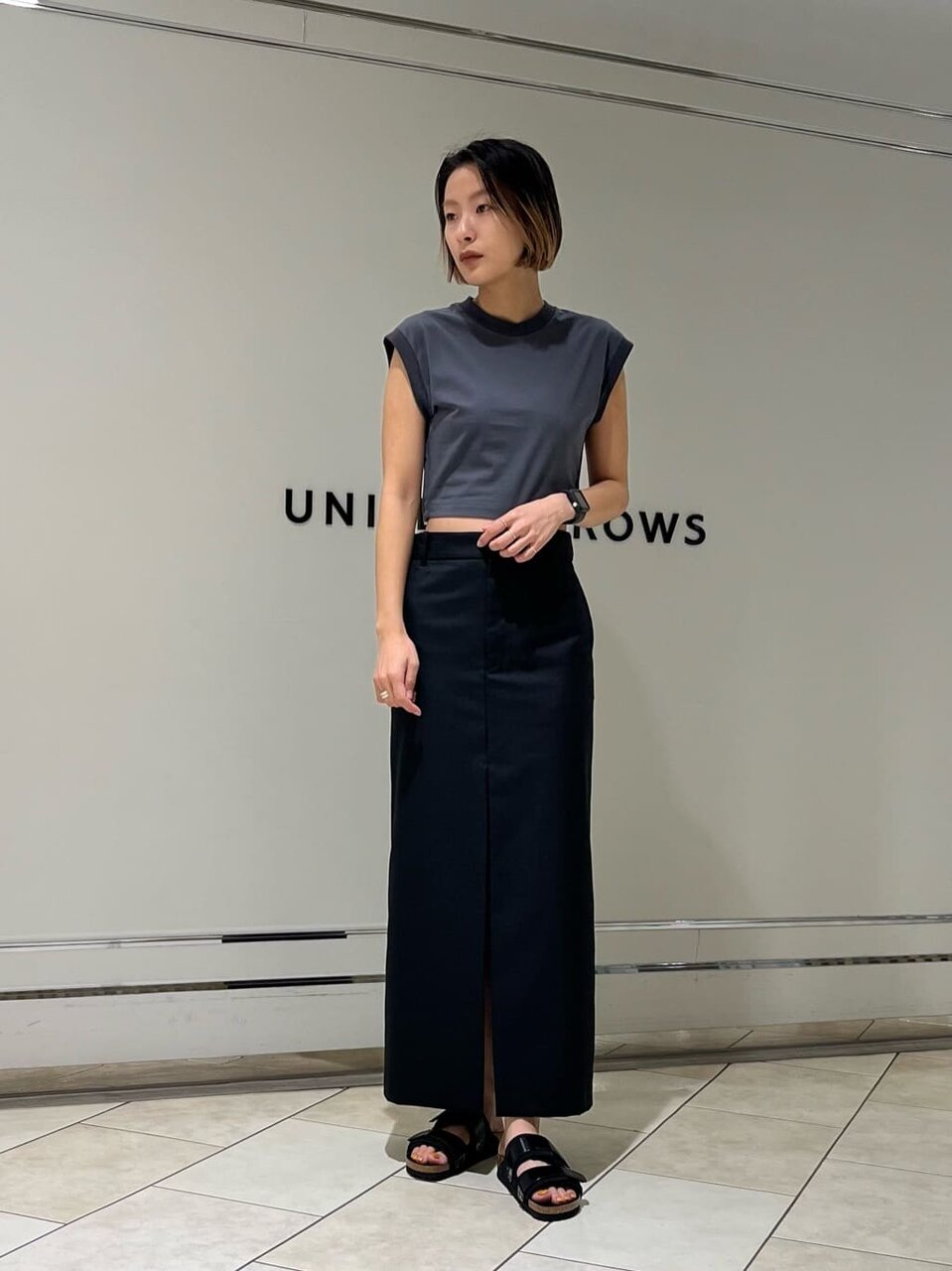 襟付きニット×タイトスカートのコーデ