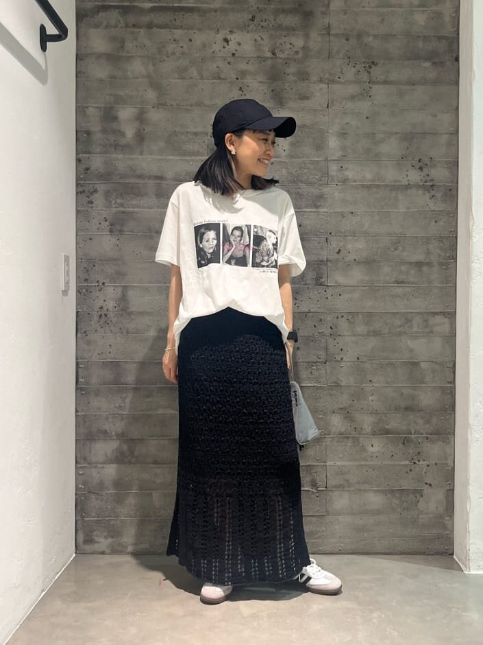 黒スカートとプリントTシャツのコーデ