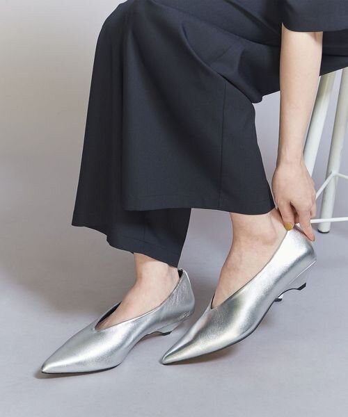 シルバーのパンプス