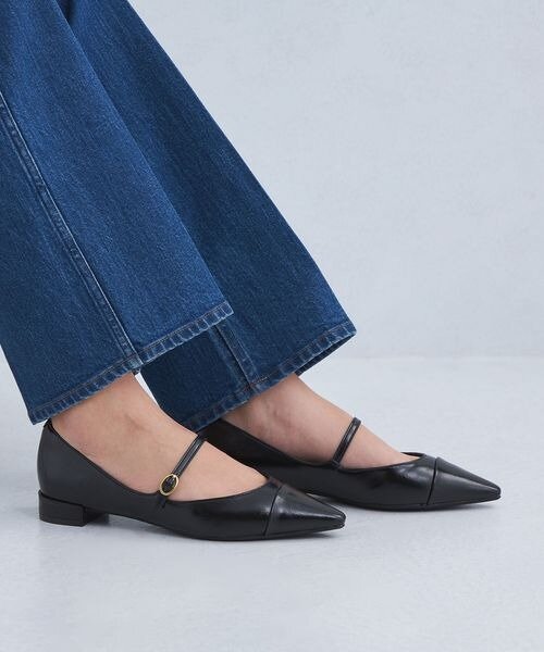 黒のパンプスを履いた女性の足元