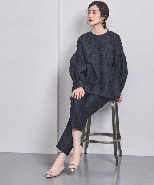 パンプスをはいた女性