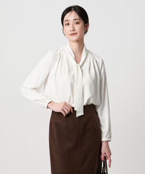 カジュアルフォーマルに適したブラウスを着た女性