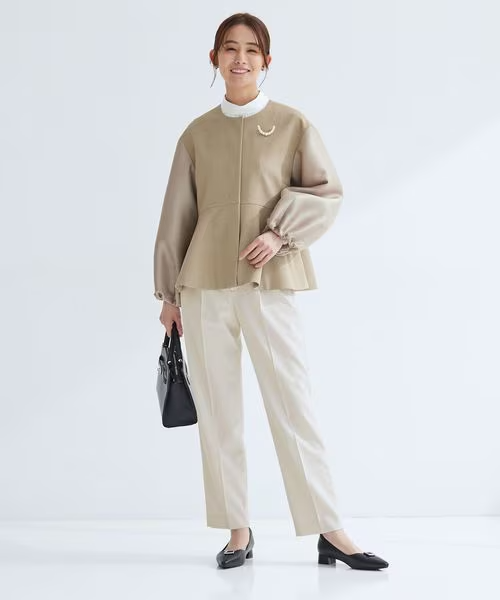 カジュアルフォーマルなテーパードパンツを穿いた女性