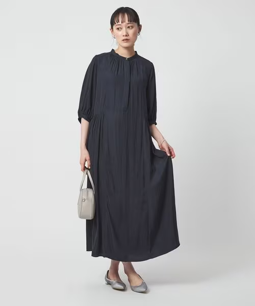 カジュアルフォーマルなワンピースを着た女性