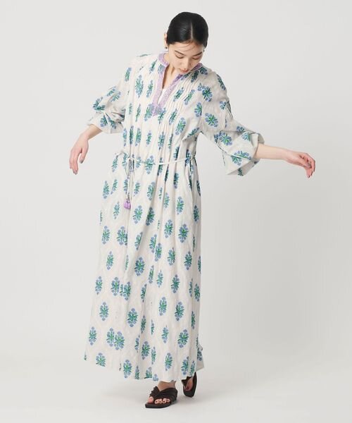 花柄のワンピースを着た女性