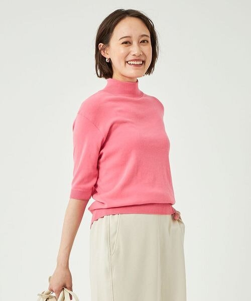 ピンクのブラウスを着た女性