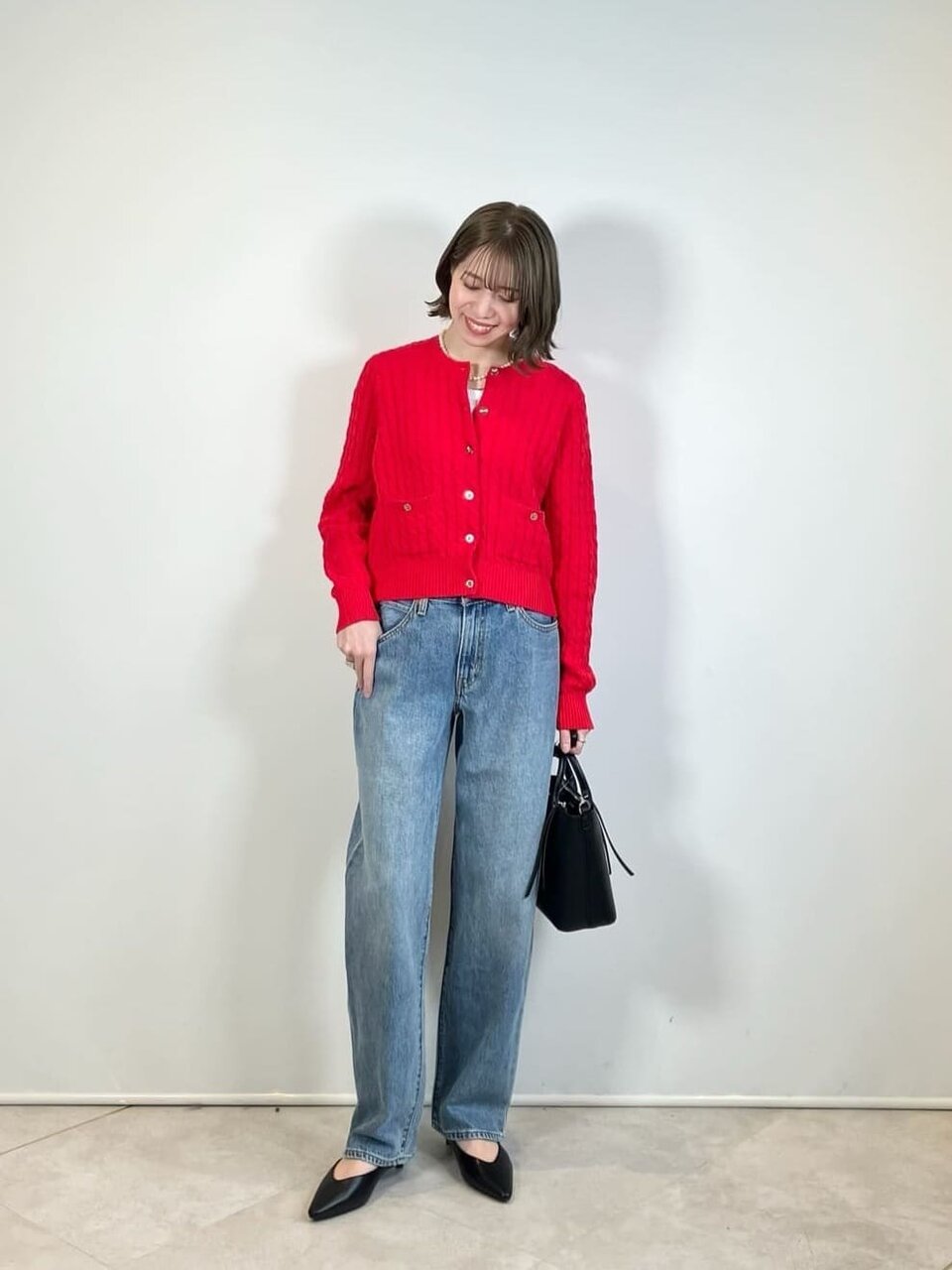 赤いカーディガンを着た女性