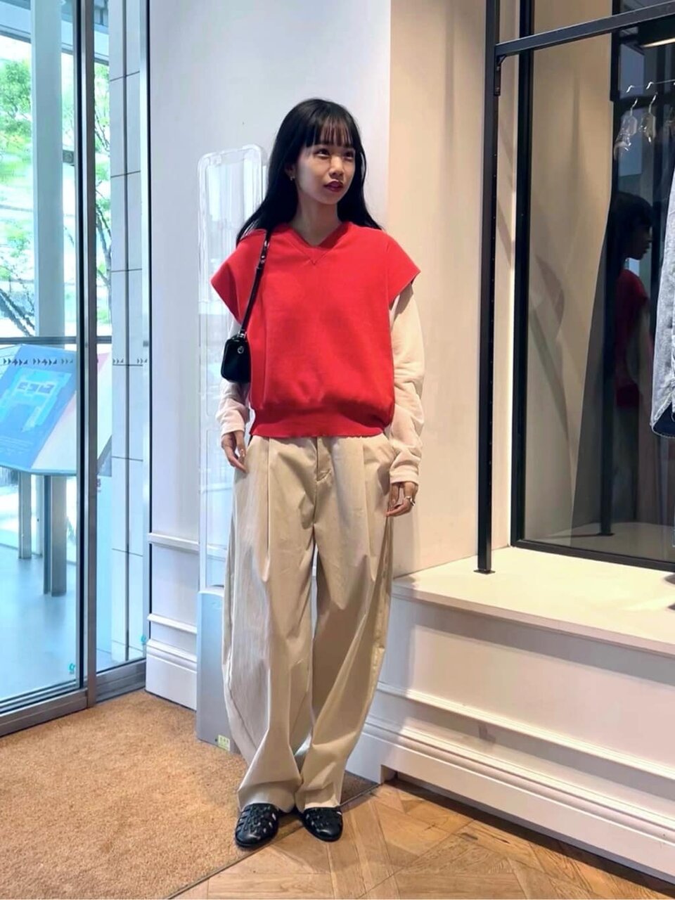 赤いニットベストを着た女性