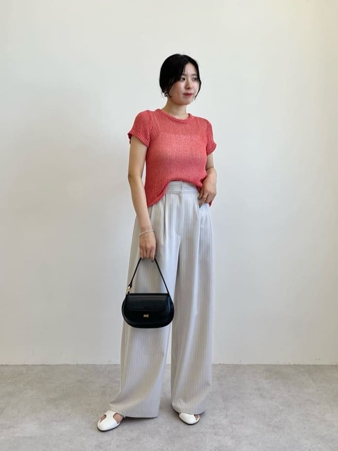 ニットを着た女性