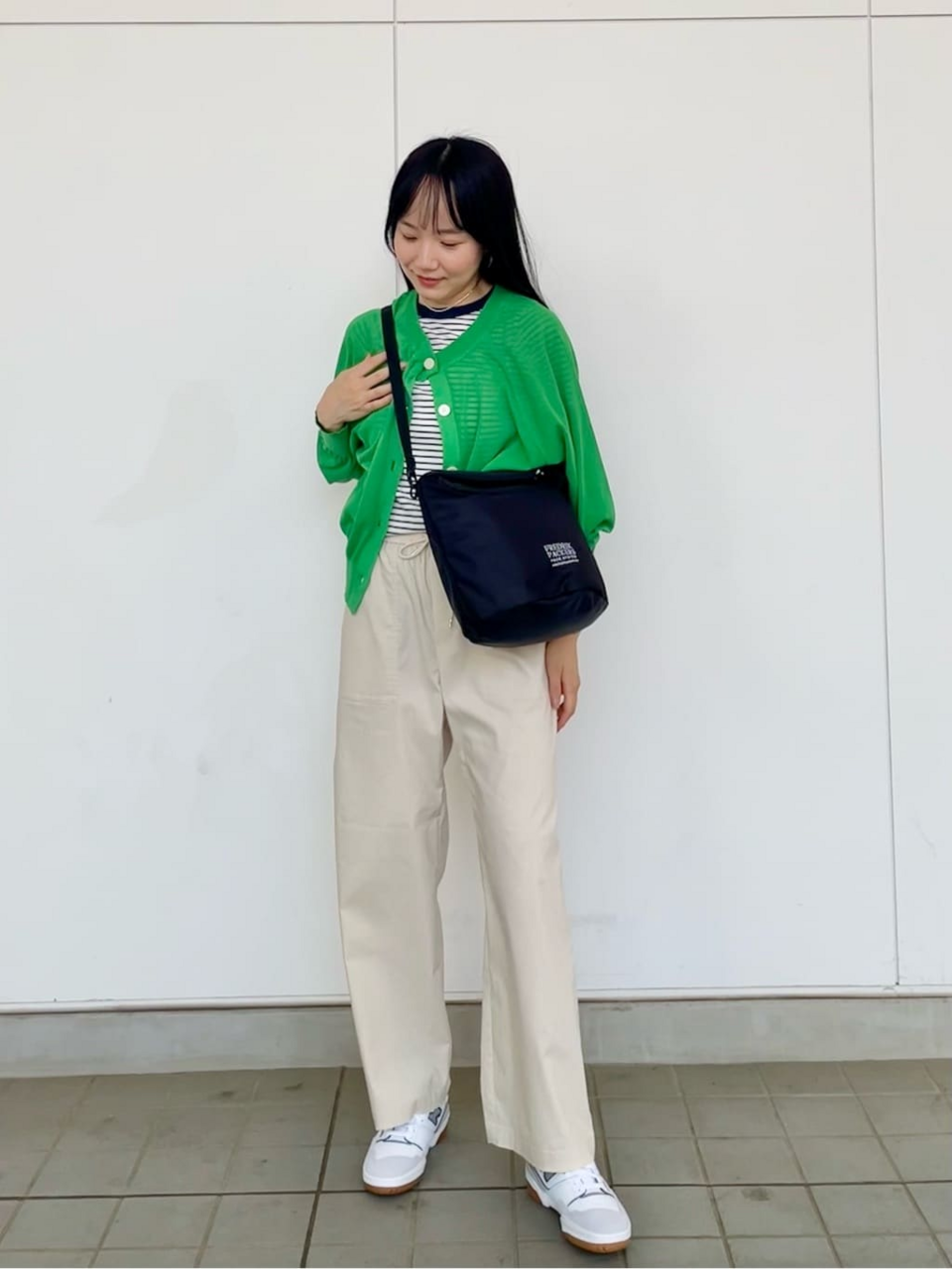 カーディガンを着た女性