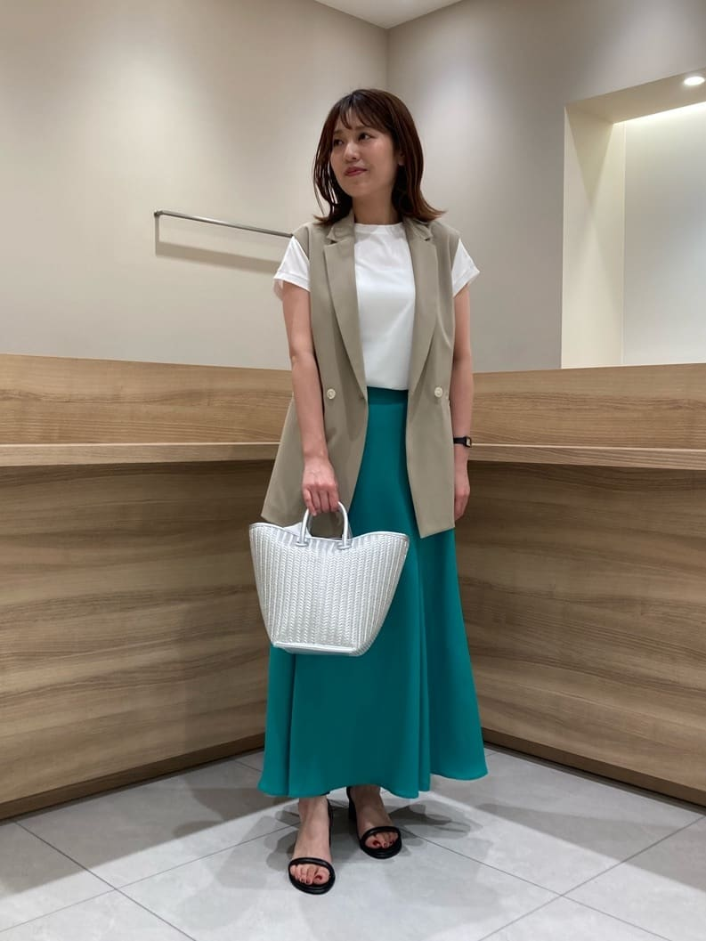 ジレを着た女性