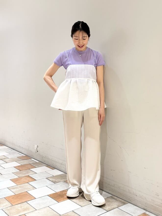 パープルのTシャツを着た女性