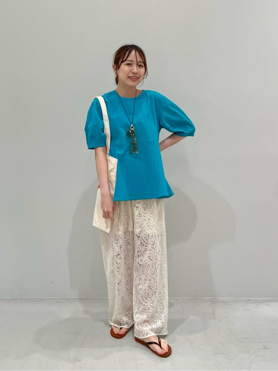 カットソーを着た女性