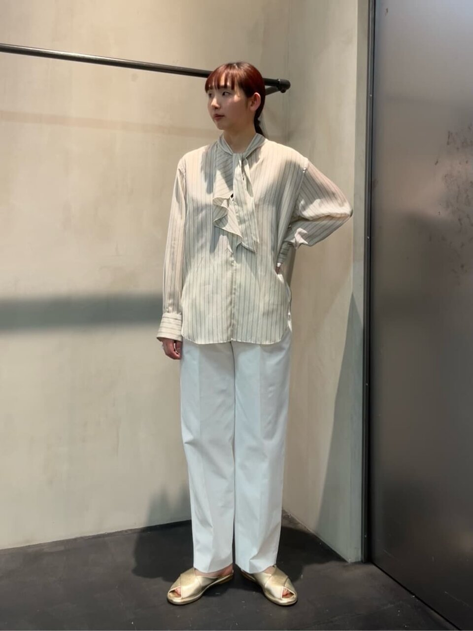 白いブラウスを着た女性