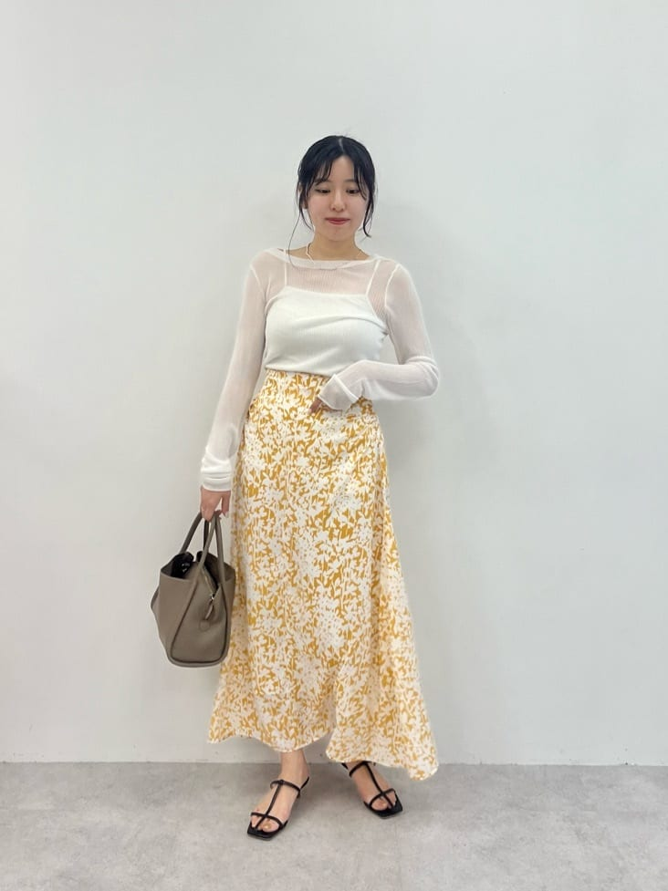 シアーニットを着た女性