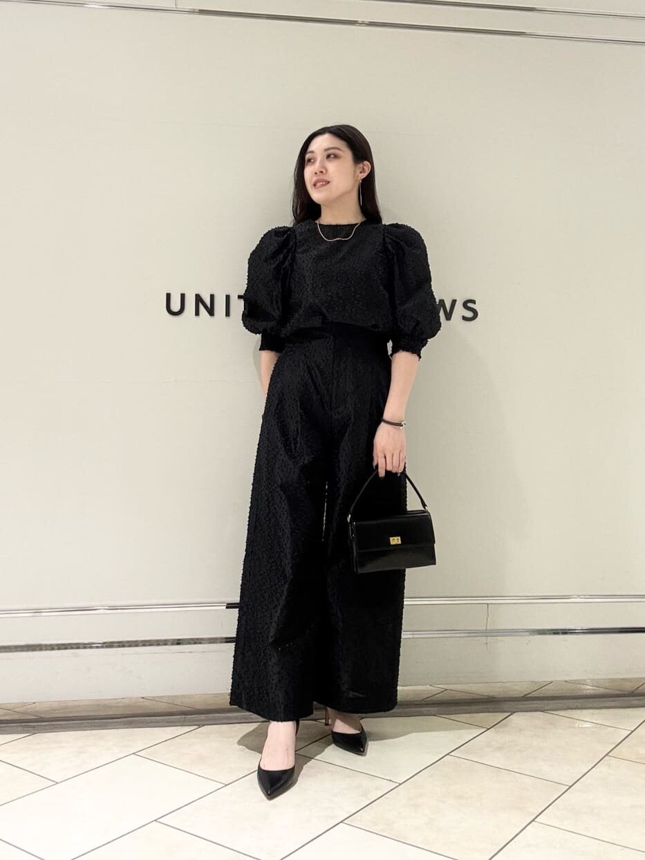 黒のパフスリーブを着た女性