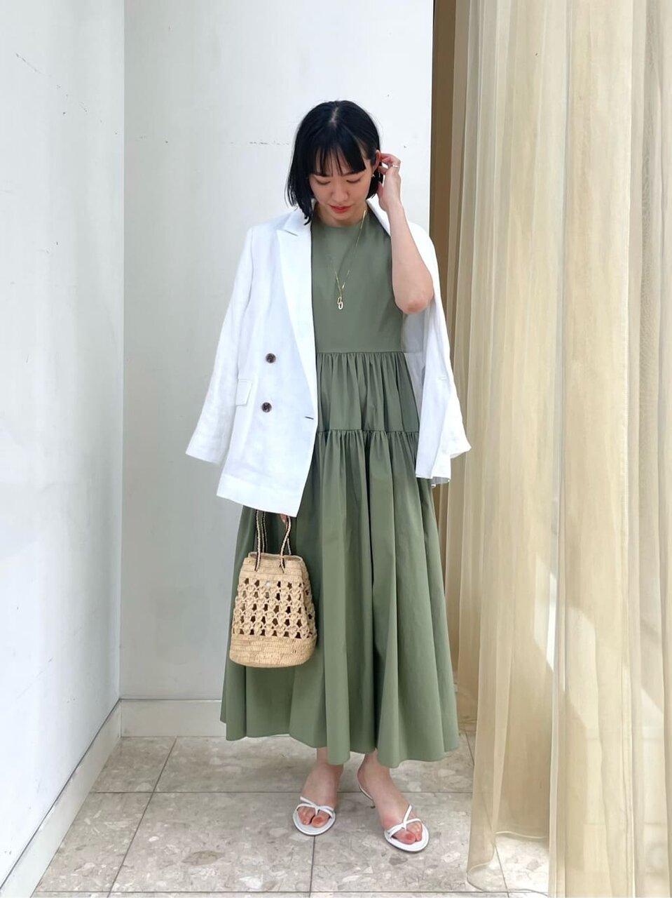 黒のパフスリーブを着た女性