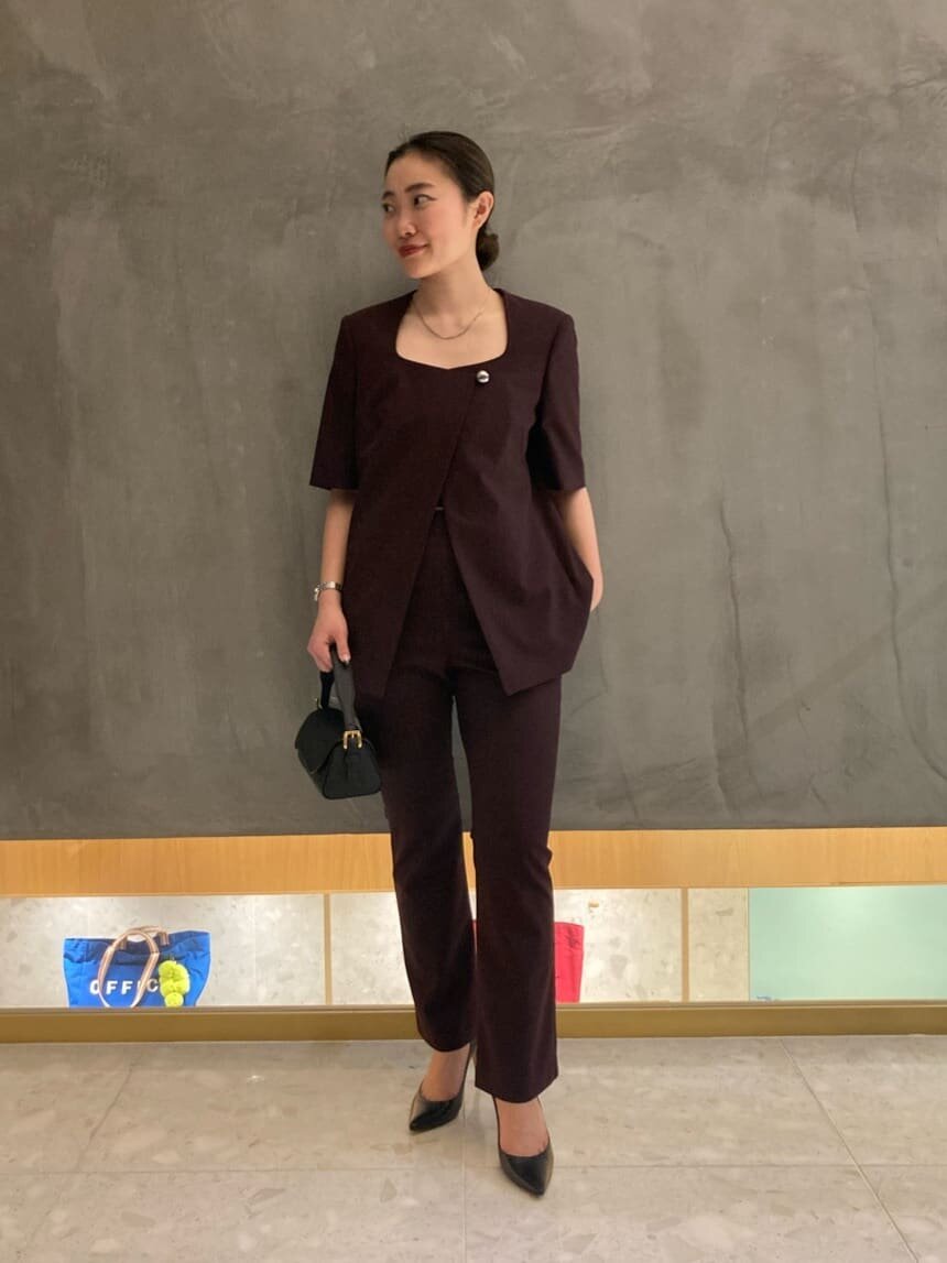 ノーカラージャケットのセットアップを着た女性