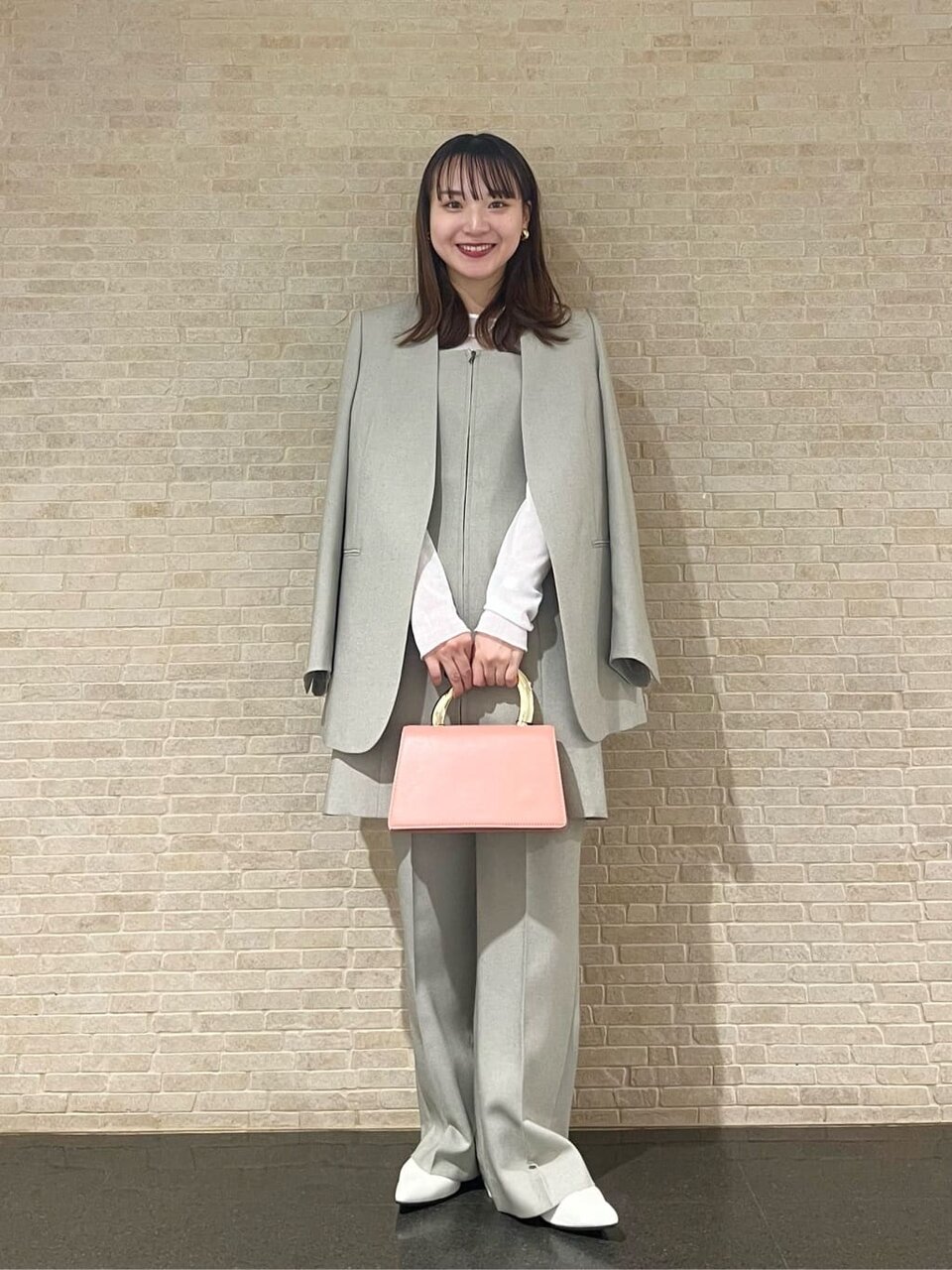 ノーカラージャケットのセットアップを着た女性