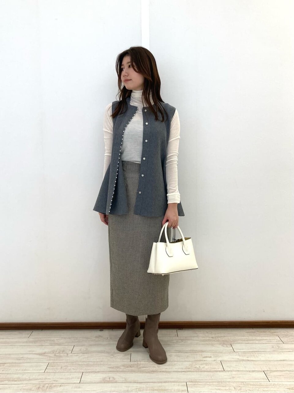 白いバッグを持った女性