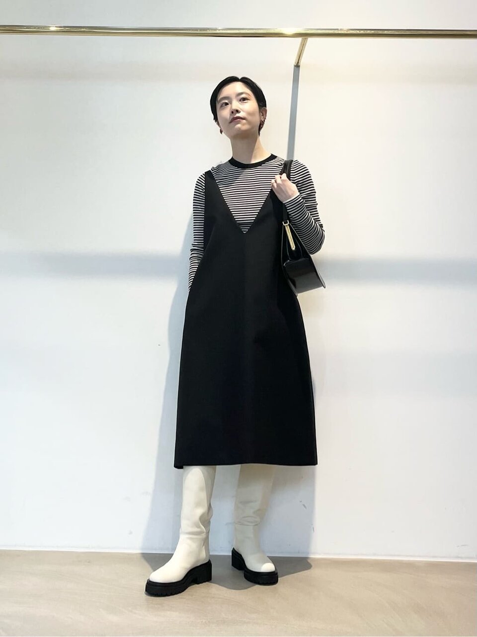 ボーダーのロンTとワンピースを着た女性
