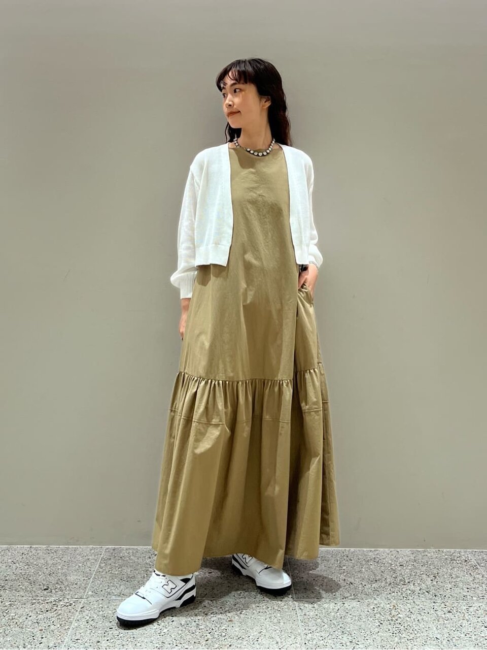 ボーダーのロンTとワンピースを着た女性