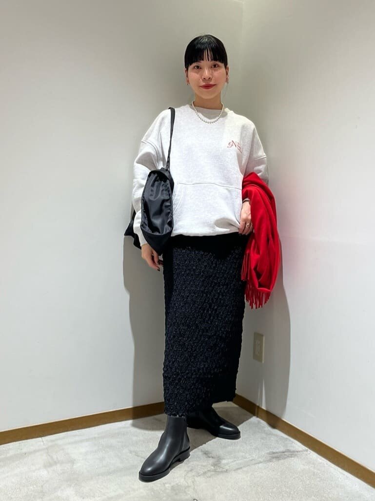 ケープとデニムを着た女性