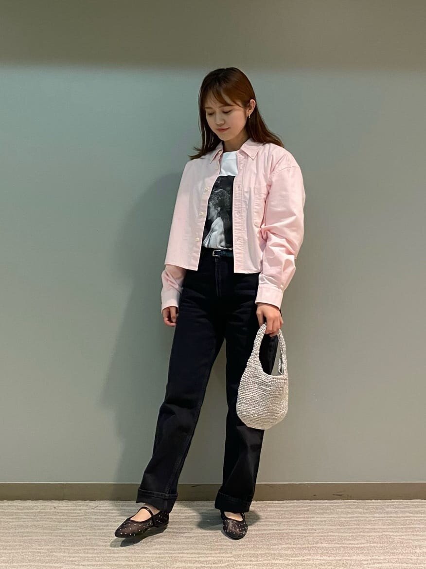 白いブラウスを着た女性