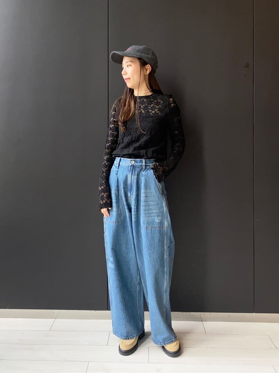 デニムパンツをはいた女性