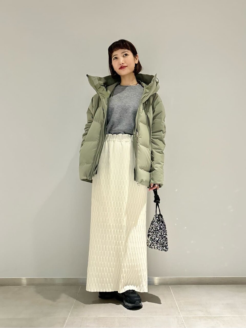 白のタイトスカートをはいた女性