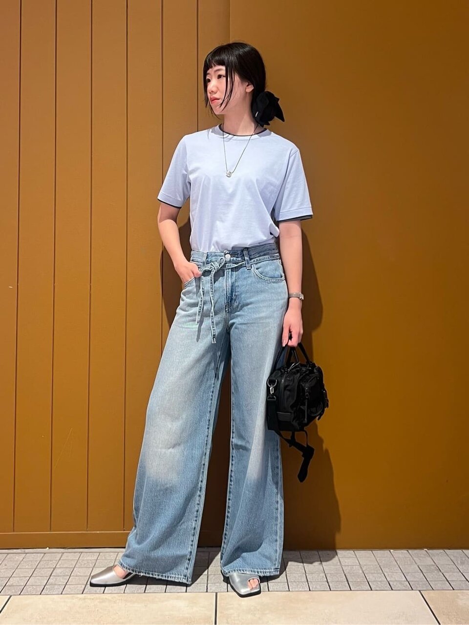 Tシャツ×デニムパンツのコーデ