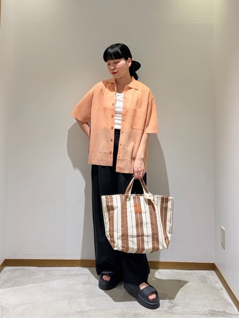 シャツカーディガン×ワイドパンツのコーデ