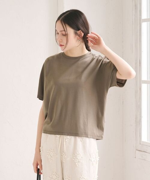 光沢のあるTシャツを着た女性