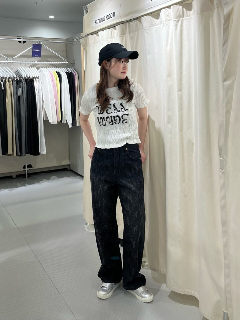 白のシャーリングTシャツ×デニムパンツのコーデ