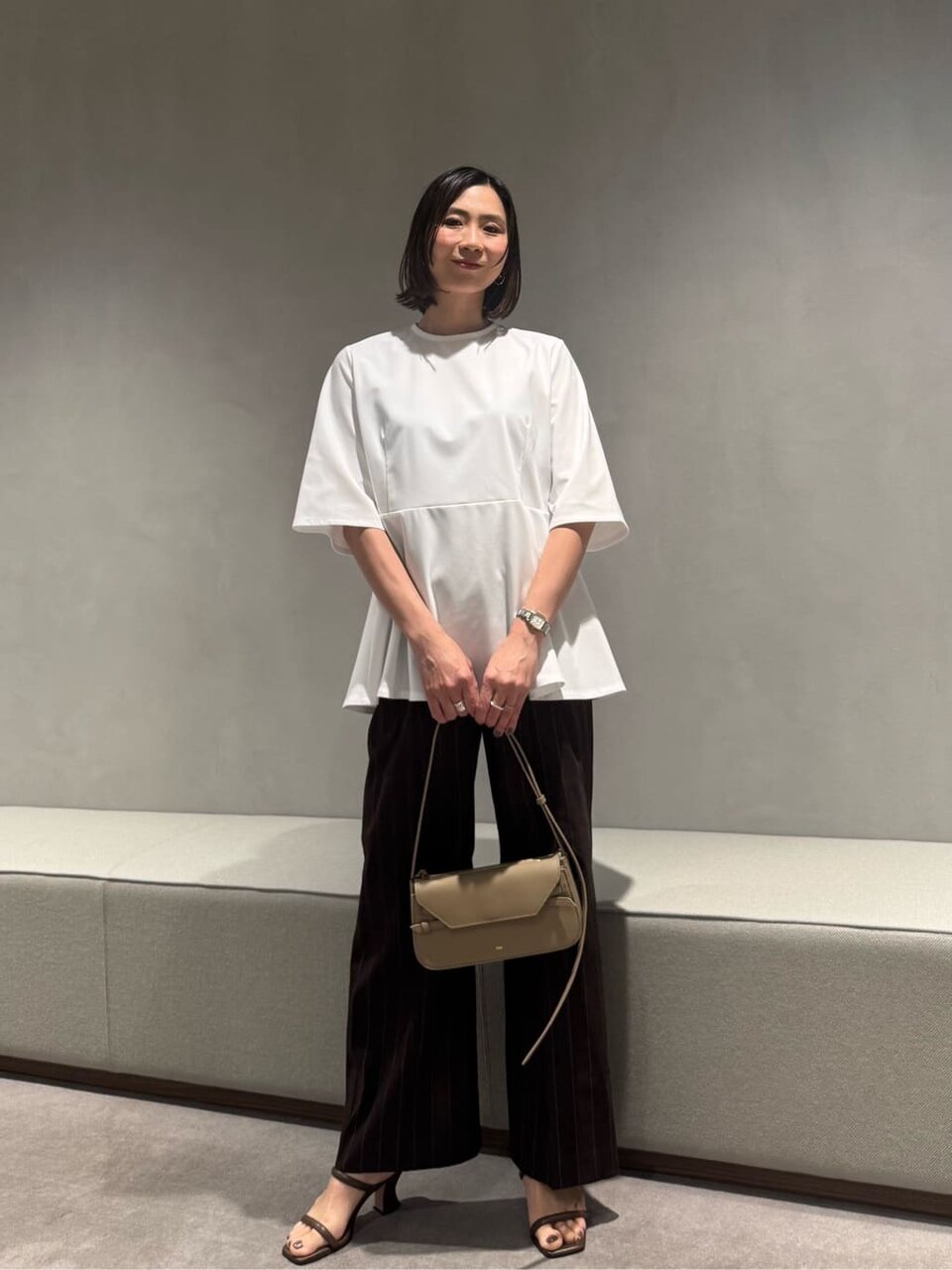 白のペプラムTシャツ×ワイドパンツのコーデ
