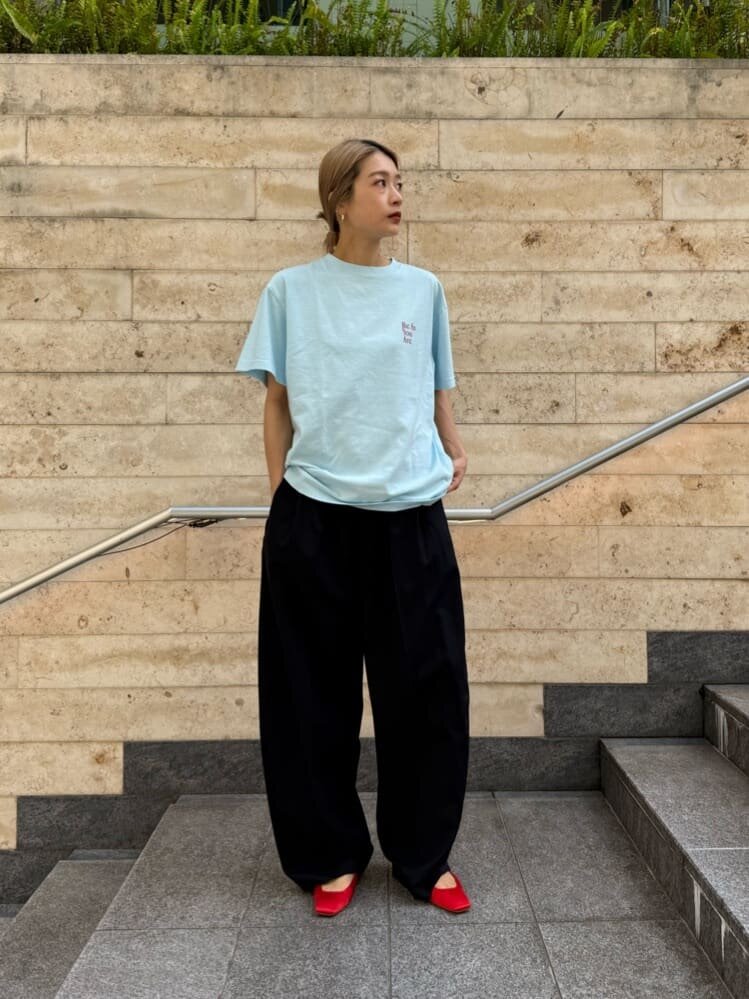 ライトブルーのTシャツ×カーブパンツのコーデ