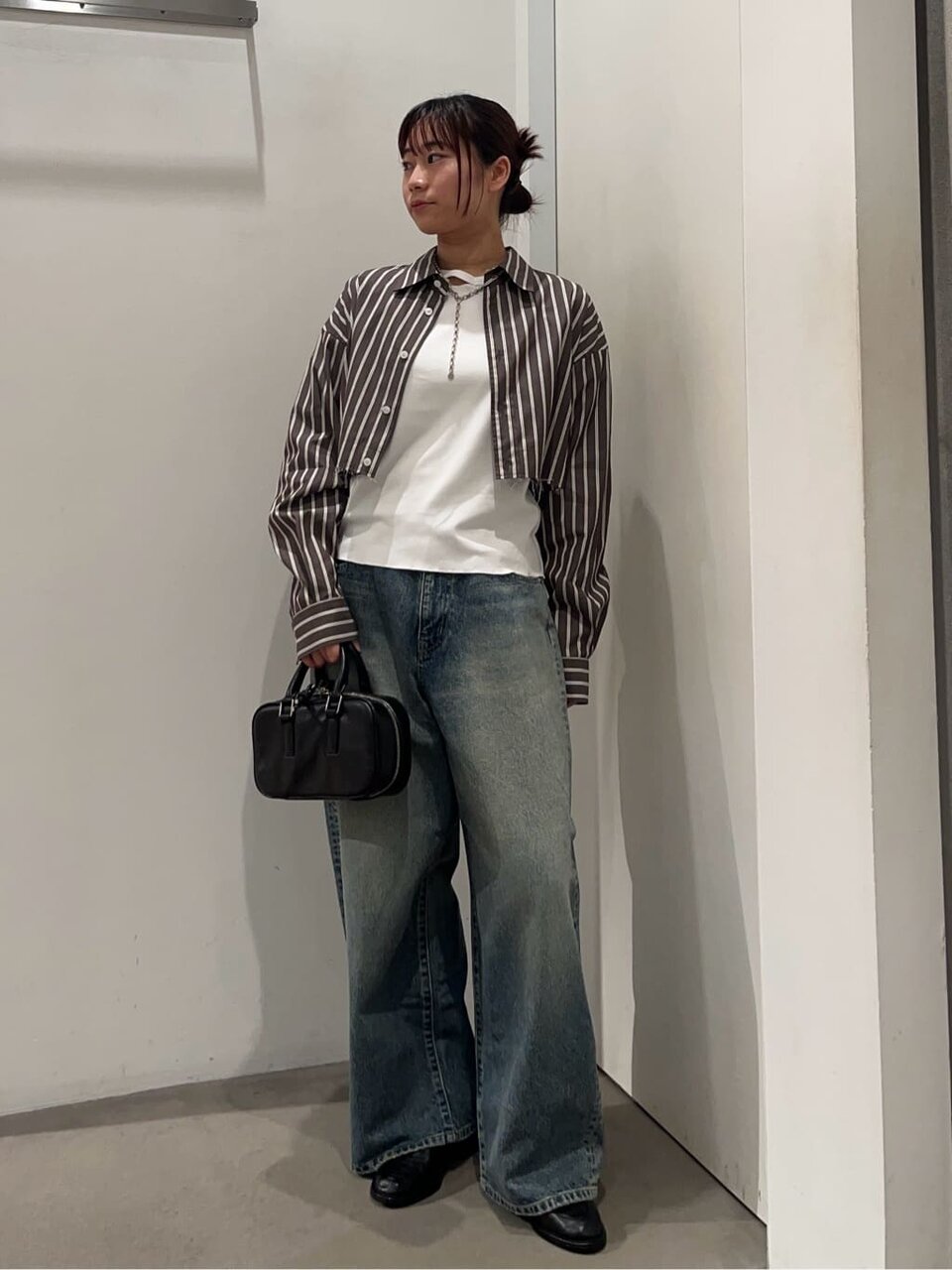 白のTシャツ×ストライプ柄のシャツのコーデ