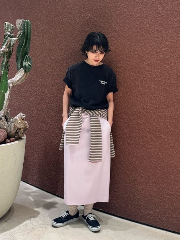 黒のTシャツ×タイトスカートのコーデ