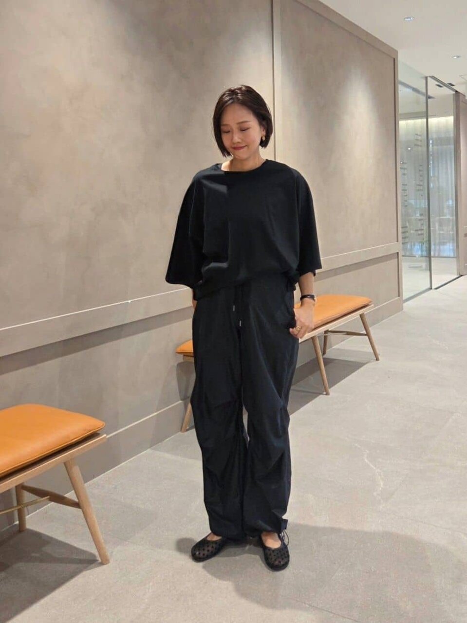 黒のTシャツ×パラシュートパンツのコーデ