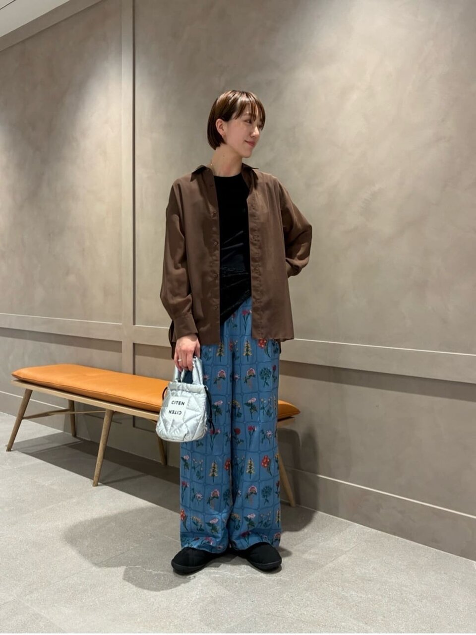 黒のTシャツ×シアーシャツのコーデ