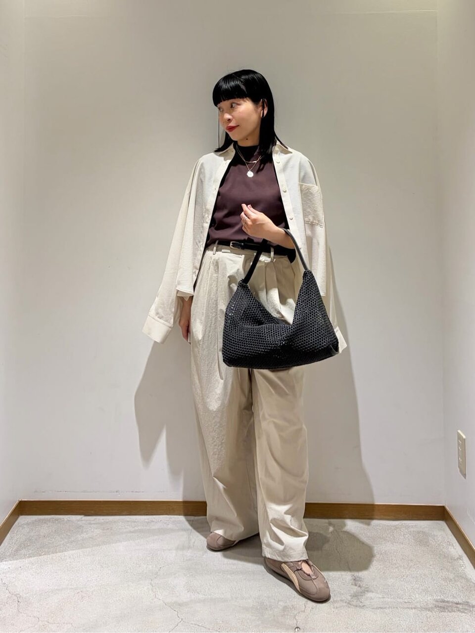 ブラウンのTシャツ×ワイドパンツのコーデ
