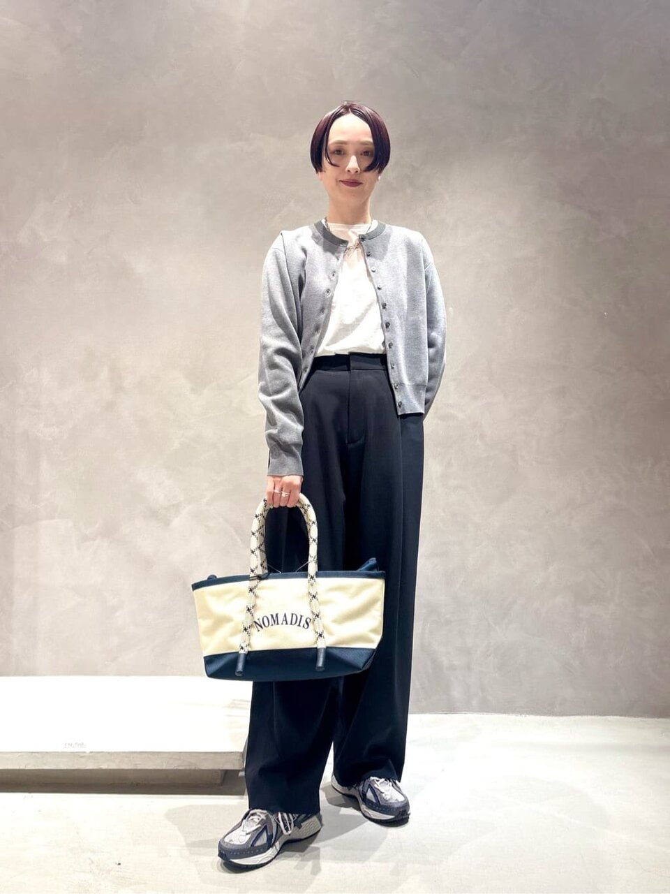 白のロングスリーブTシャツ×カーディガンのコーデ