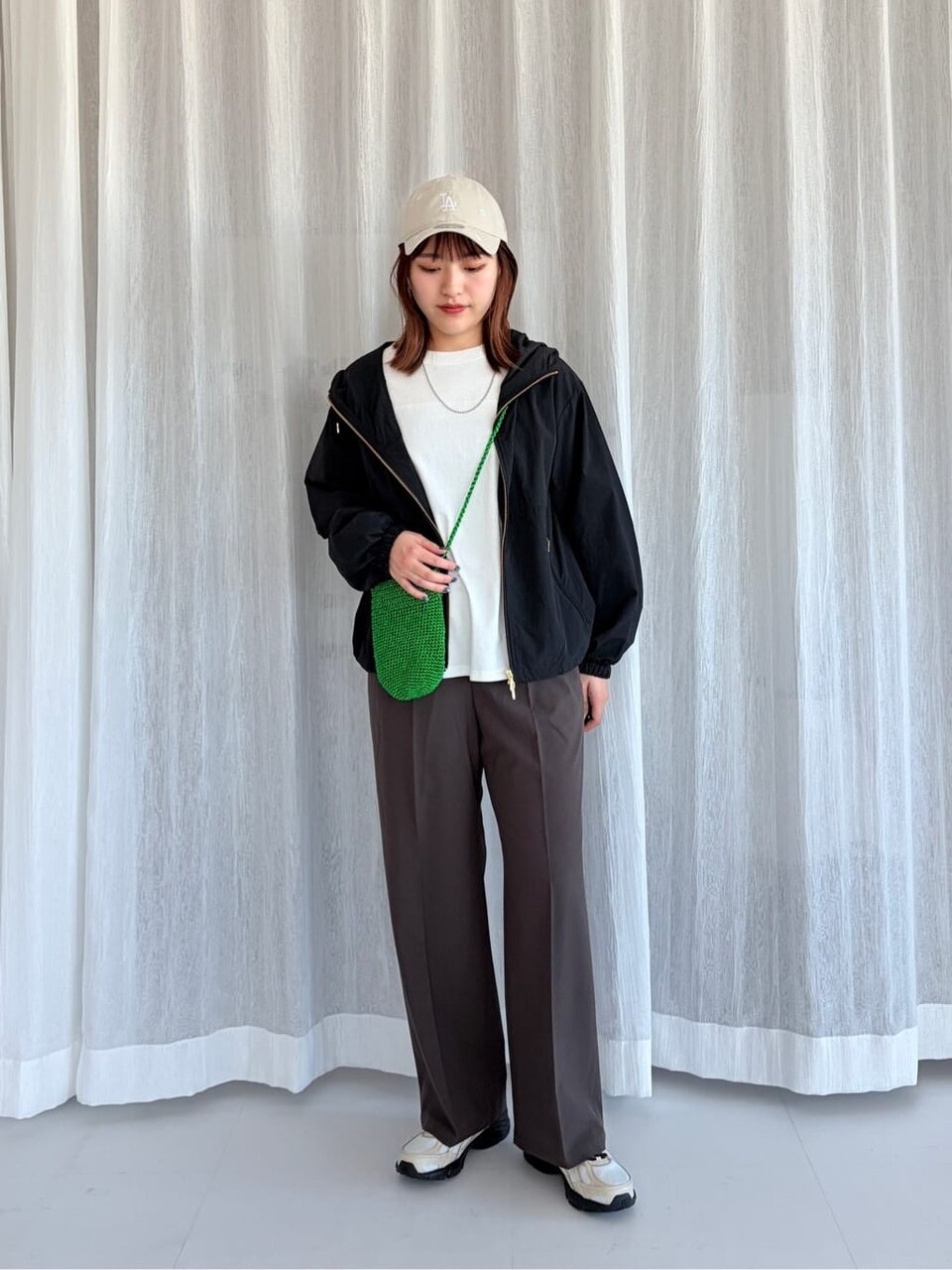 白のロングスリーブTシャツ×ワイドパンツのコーデ